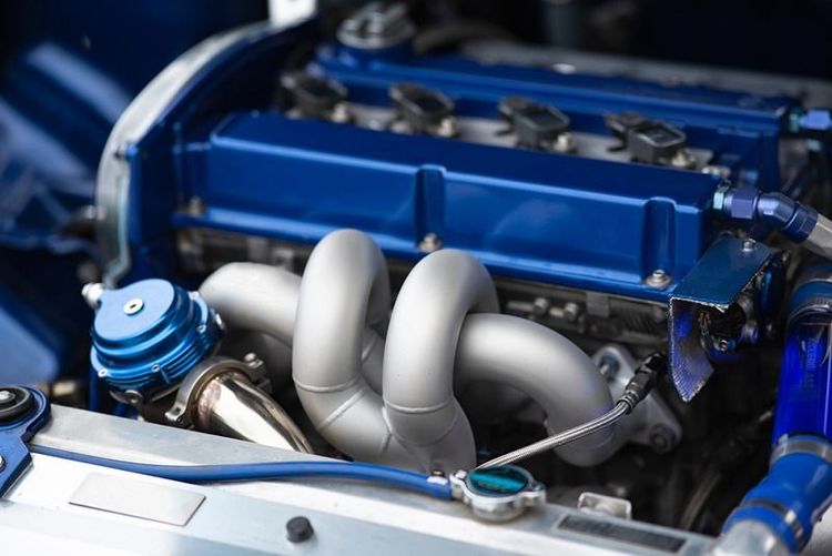 close_up_of_performance_engine_with_turbocharger_and_stainless_steel_pipes