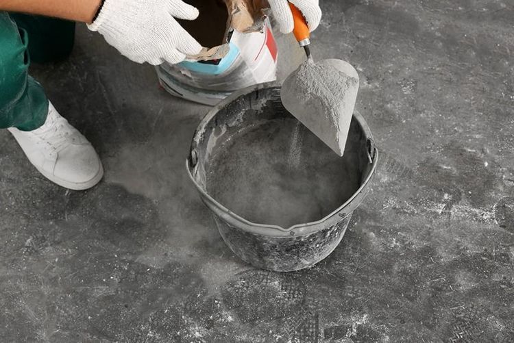 trowel_with_cement_powder_on_hollow_concrete_block_ready_for_mixing