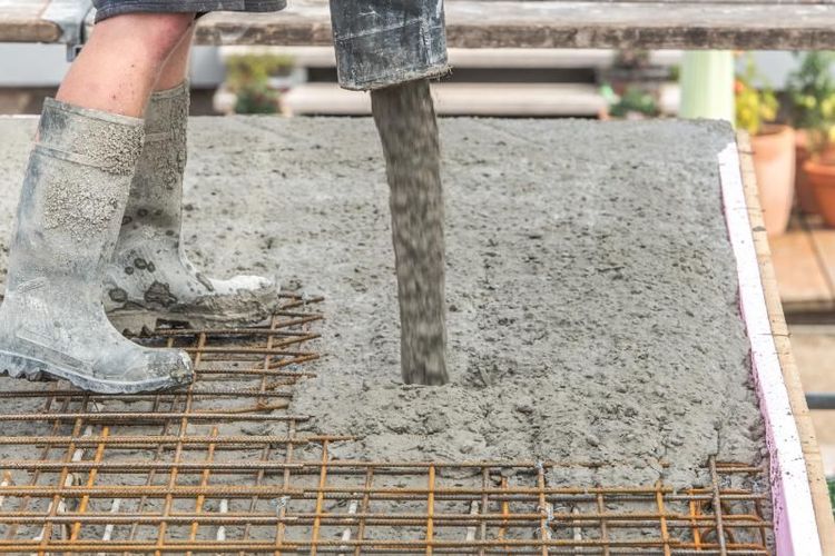 Builder_workers_at_concrete_pouring_work._Close_the_first_floor_with_concrete.