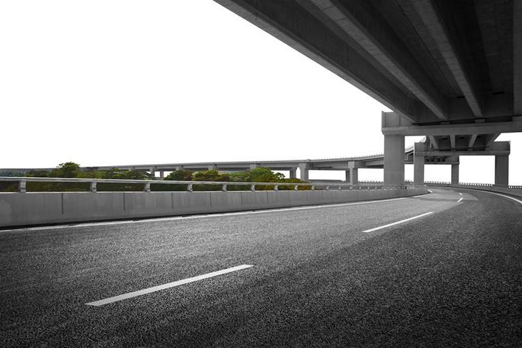 bridge_curve_with_structural_columns_and_clear_sky_background