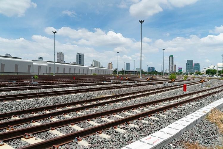 train_station_with_ongoing_construction_and_steel_structures
