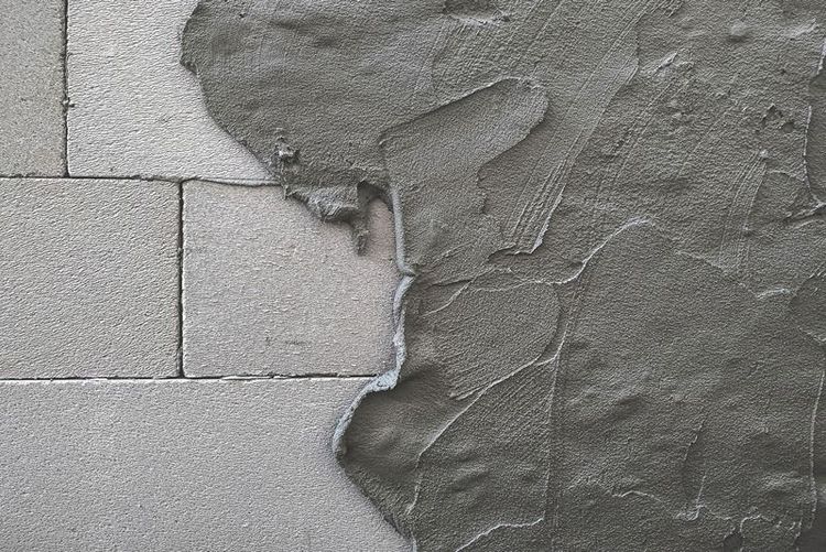 Cement_mortar_mixed_to_bond_building_blocks_and_coating_lightweight_concrete_wall_surface._Plaster_texture_layer._Building_construction.