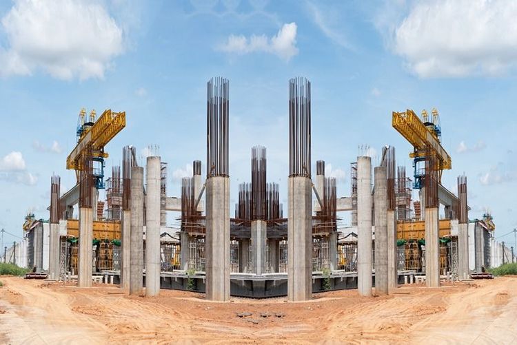 foundation_columns_and_construction_cranes_during_high_rise_building_construction