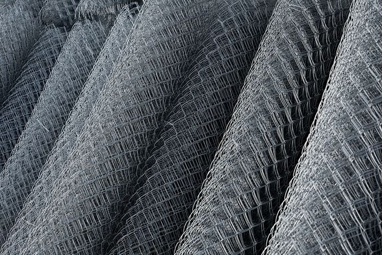 Coil_of_steel_wire._Rabitz_mesh_netting_roll_as_background._Construction_iron_wire_or_mesh_in_a_roll._Mesh_wire_rolls_of_iron_stainless_steel,_galvanized_metal_sheets._wire_mesh_rolls_farm_fence