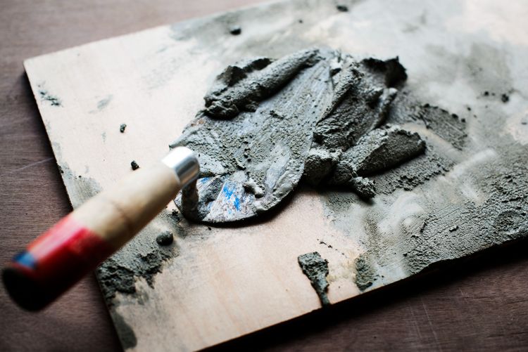 handyman_preparing_cement_for_use_in_construction