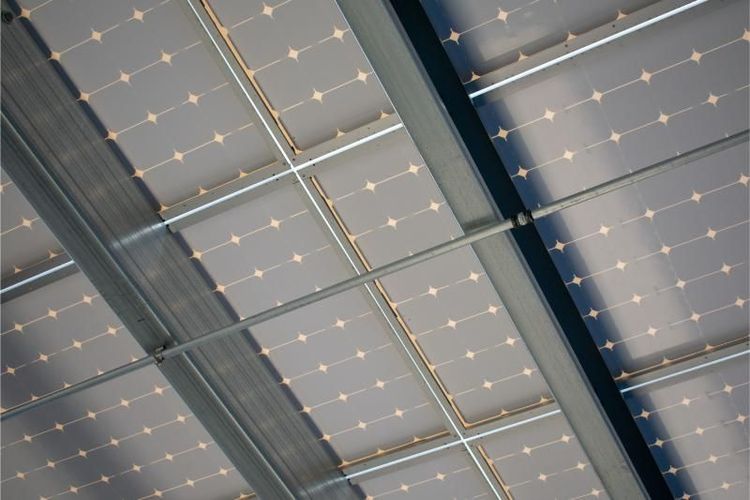 Underside_design_of_a_solar_panels_installed_as_solar_canopy_on_top_of_parking_garage._Solar_panels_convert_the_sun's_rays_into_electricity_and_provide_shade_for_cars.
