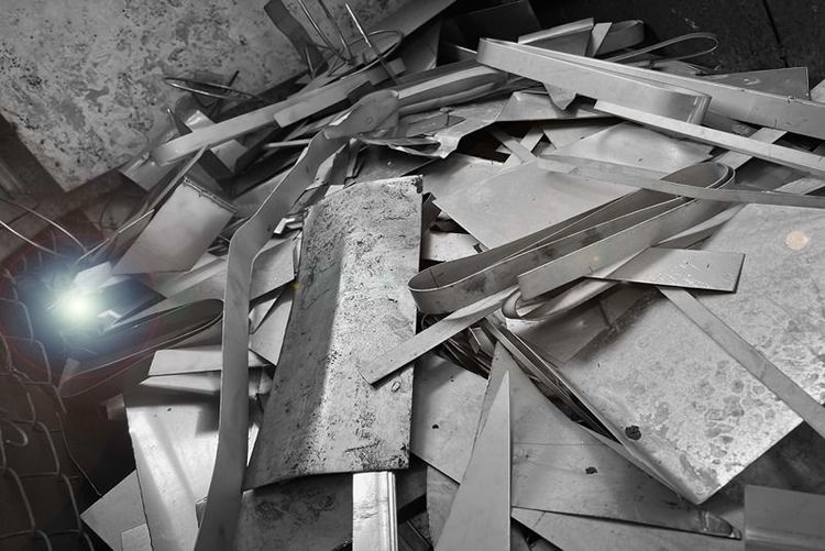 pile_of_scrap_metal_with_steel_sheets_and_beams