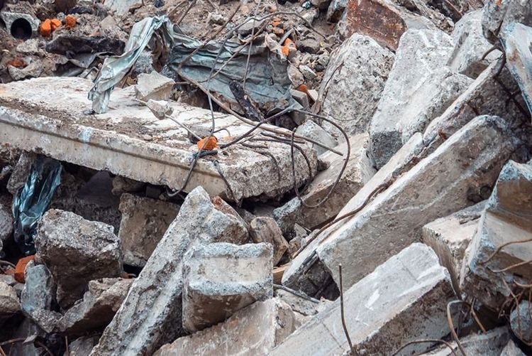 concrete_rubble_with_metal_rods_and_construction_debris