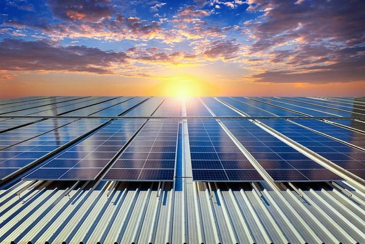 Solar_panels_on_the_metal_roof
