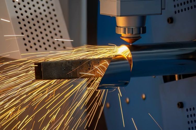 man_welds_at_the_factory