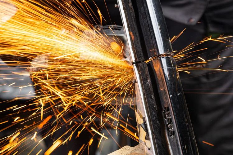 The_fiber_laser_cutting_machine_cutting_machine_cut_the_stainless_steel_tube._The_hi-technology_sheet_metal_manufacturing_process_by_laser_cutting_machine