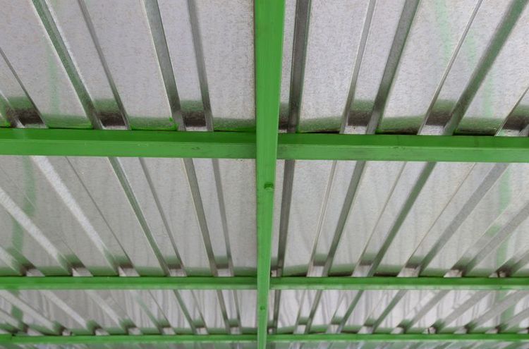roof_of_galvanized_iron_with_green_beams