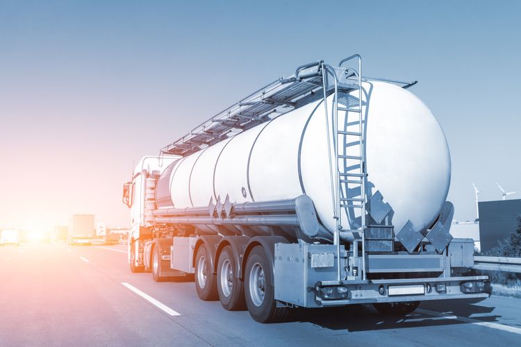 White_big_modern_tanker_shipment_cargo_commercial_semi_trailer_truck