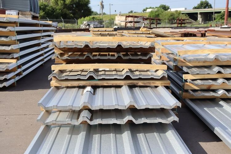 Structure_building_of_steel_structure_roof_truss_frame_with_steel_structure_mezzanine_floor_installation_by_mobile_crane_under_the_construction_building_in_the_factory_with_blue_sky