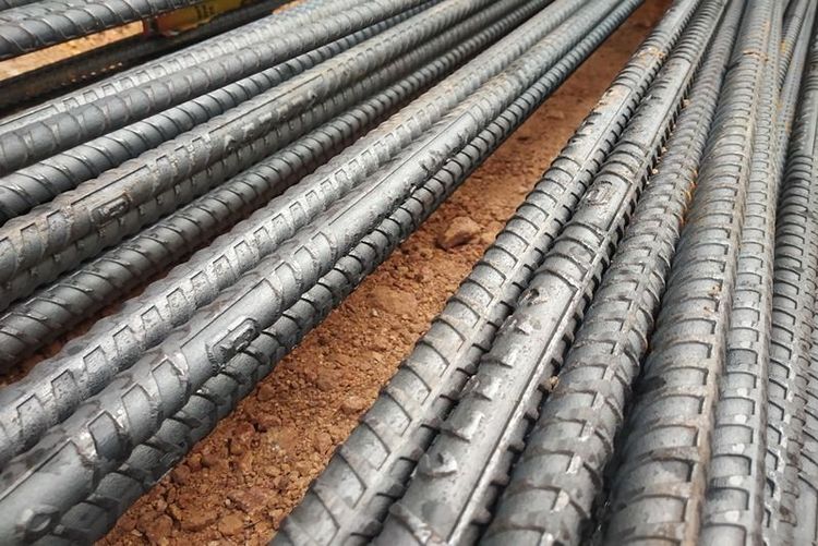 stack_of_rusted_tmt_bars_showing_surface_corrosion_and_wear