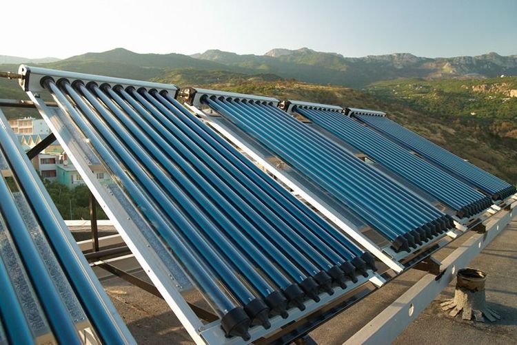 Vacuum_solar_water_heating_system_on_the_house_roof.