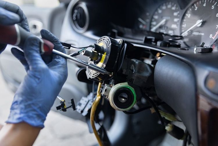 Close_Up_car_steering_wheel_repair_after_the_accident._Disconnecting_of_driver's_airbag._With_soft-focus.