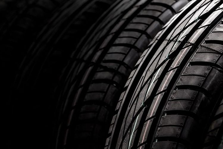 New_car_tires_in_a_row._Selective_focus.